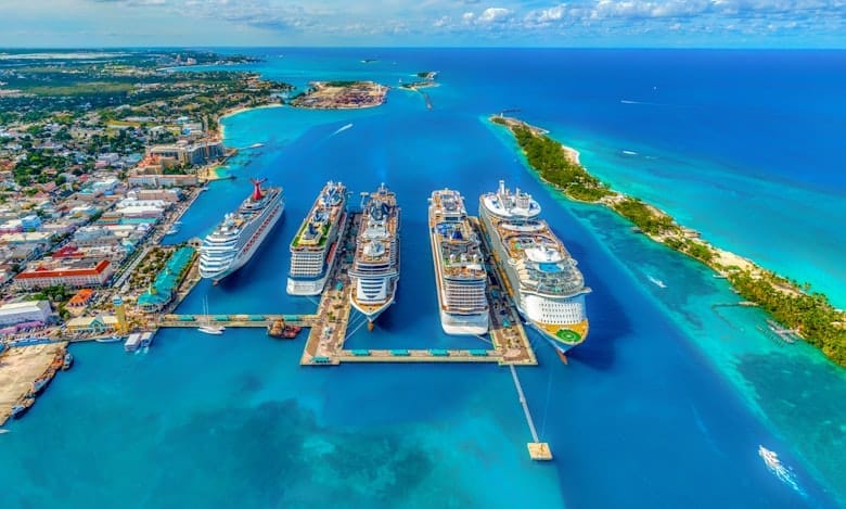 Kapal pesiar Royal Caribbean di laut mewakili layanan pelanggan kapal pesiar global