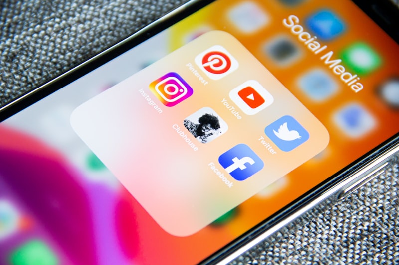 Antarmuka dukungan pelanggan omnichannel menunjukkan email, obrolan langsung, telepon dan media sosial dalam satu ruang kerja