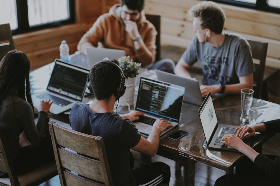 Tim startup berkolaborasi menggunakan platform layanan pelanggan bertenaga AI