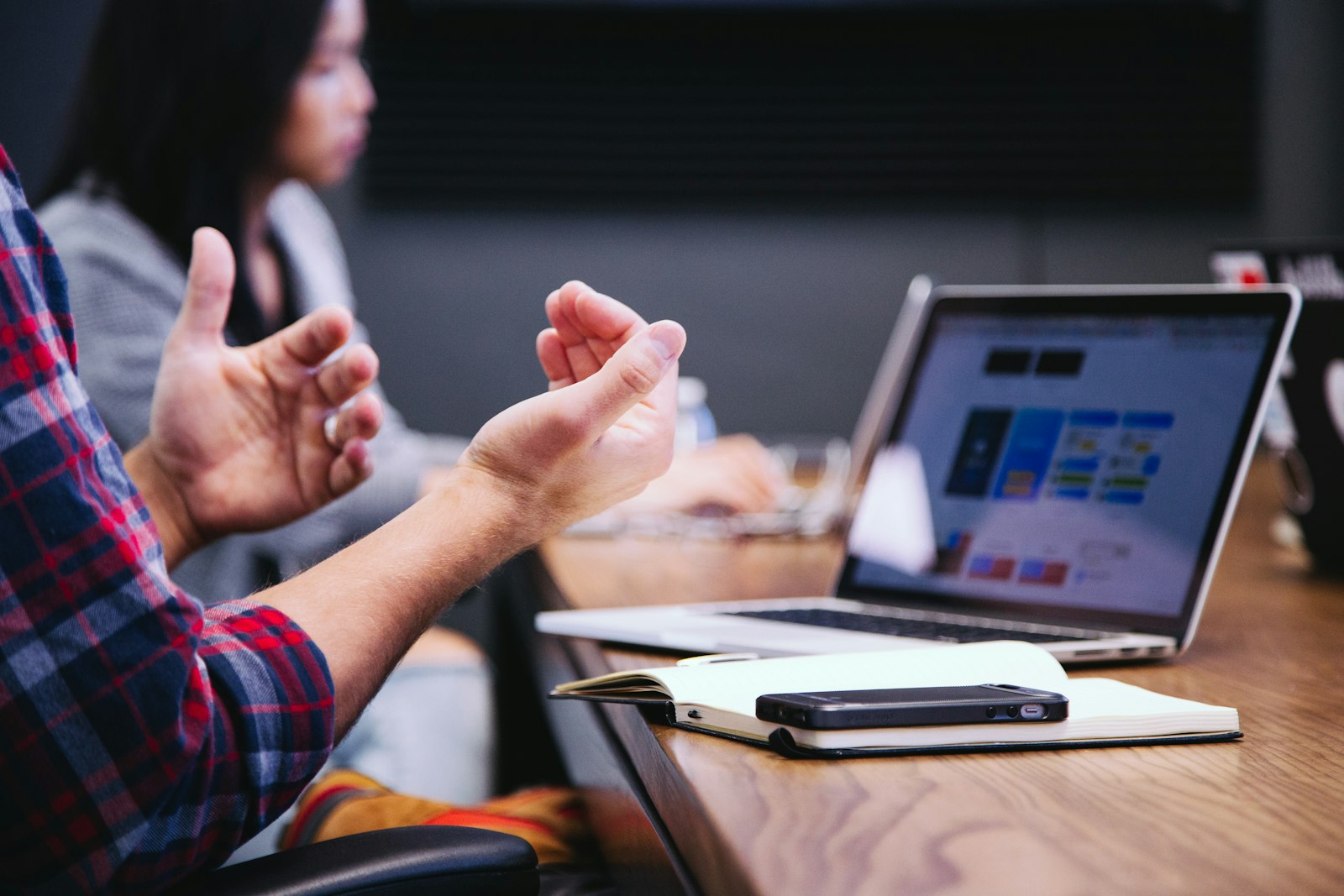 Penanganan keluhan dan ulasan negatif pelanggan dengan AI contact center omnichannel Indonesia