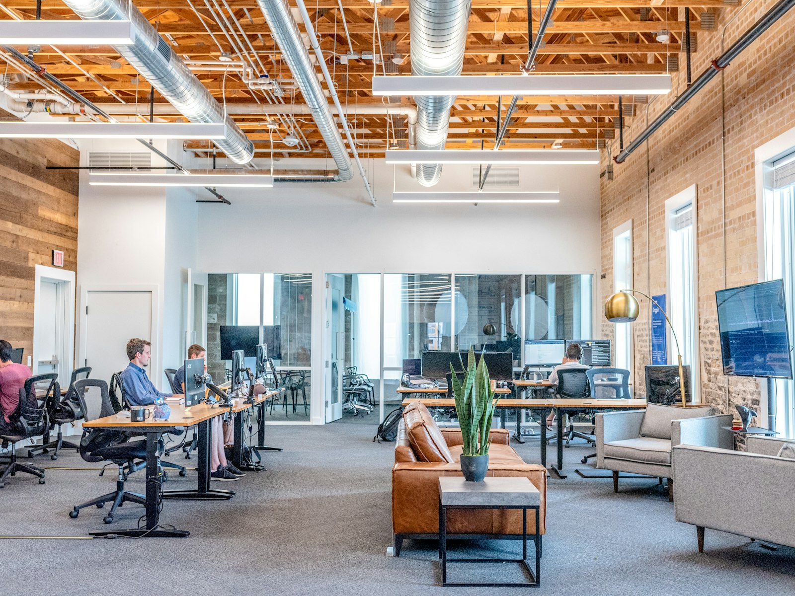 Tim bisnis kecil berkolaborasi di kantor modern menggunakan perangkat lunak layanan pelanggan